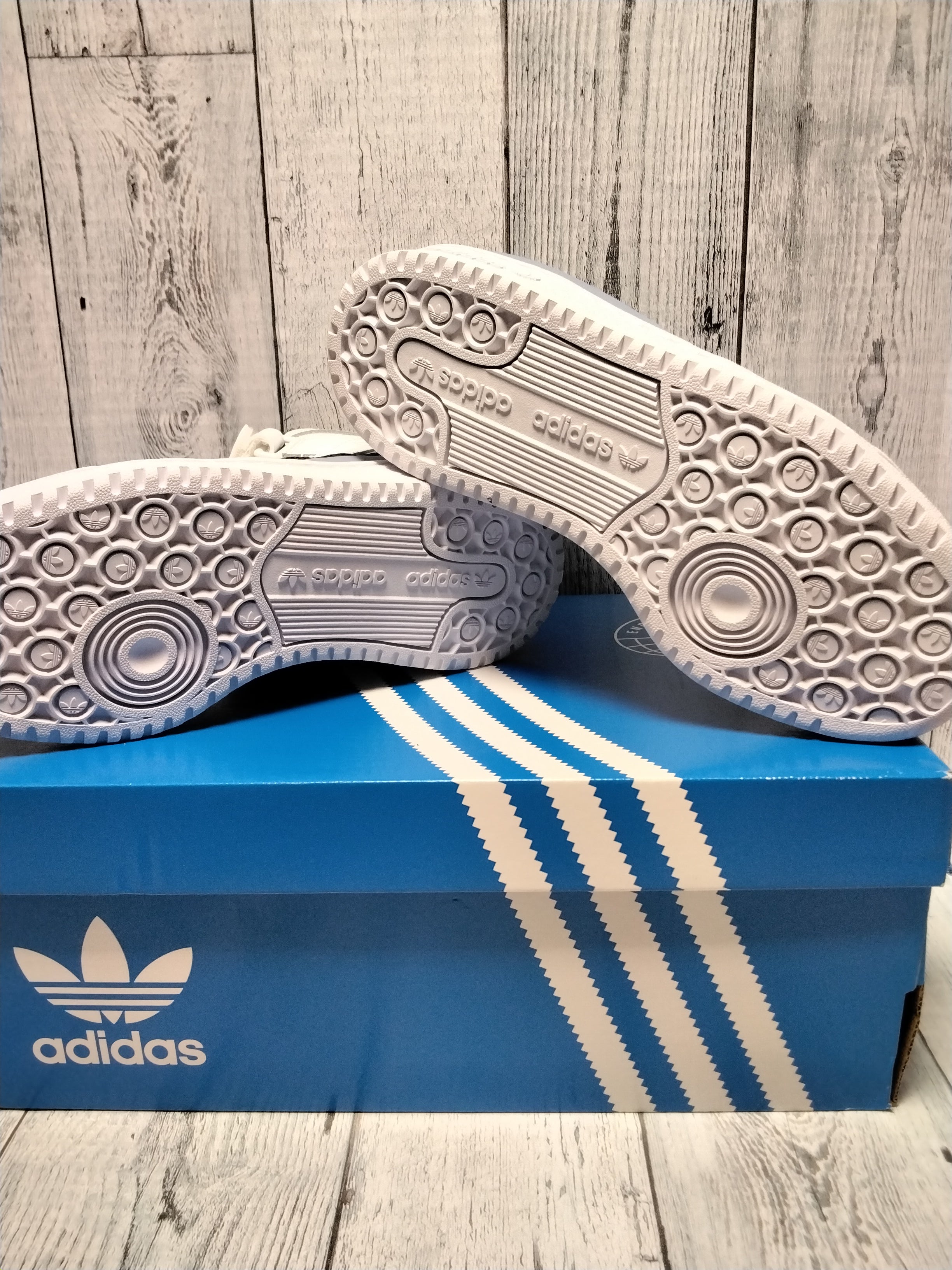 adidas Originals Unisex-Child Forum Mid Sneaker Sz 4 *NEW* (7844904337646)